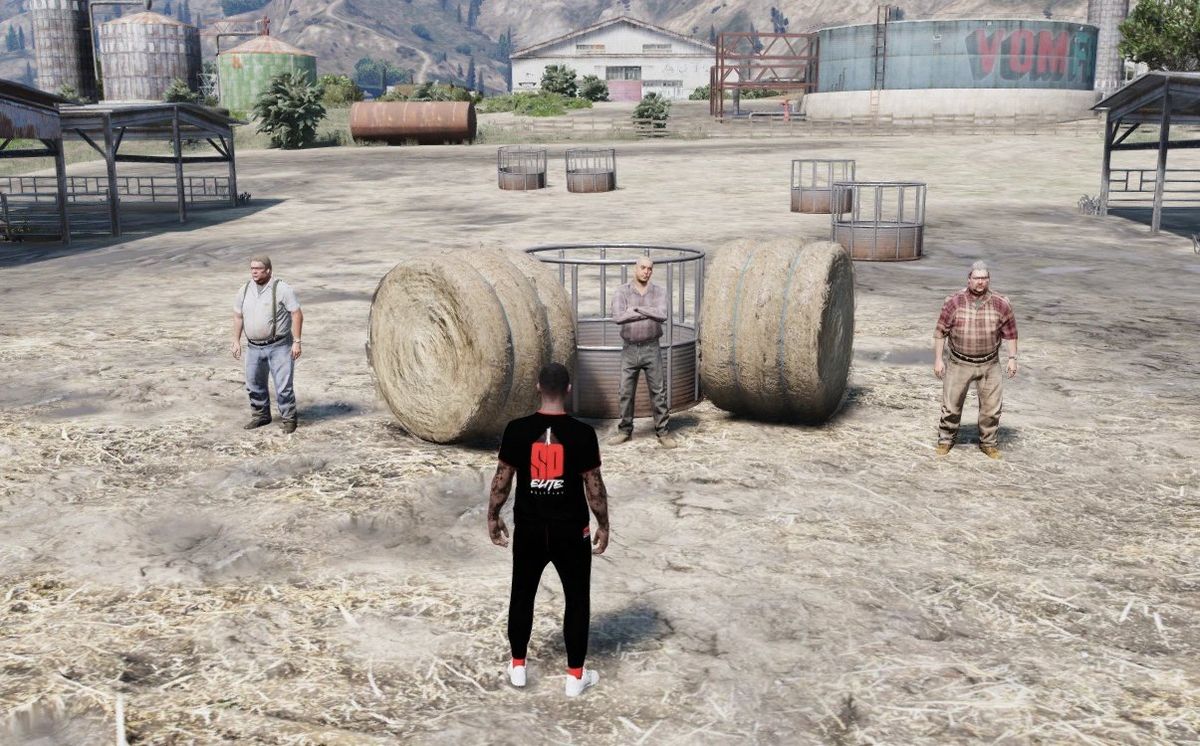 Os três NPCs da fazenda de Suzano no pátio de feno